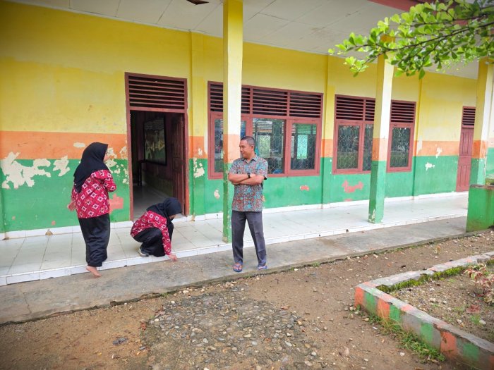 Waka Kesiswaan Turun Langsung, Kebersihan Kelas MTsN 1 Bungo Jadi Perhatian Utama