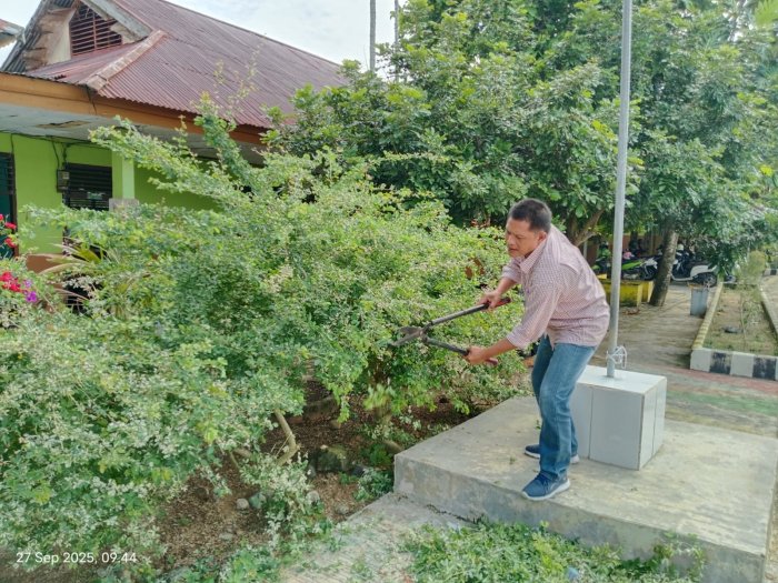 Tangan Terampil Tenaga Kependidikan MTsN 1 Bungo, Ciptakan Keindahan Lewat Pemangkasan Kembang