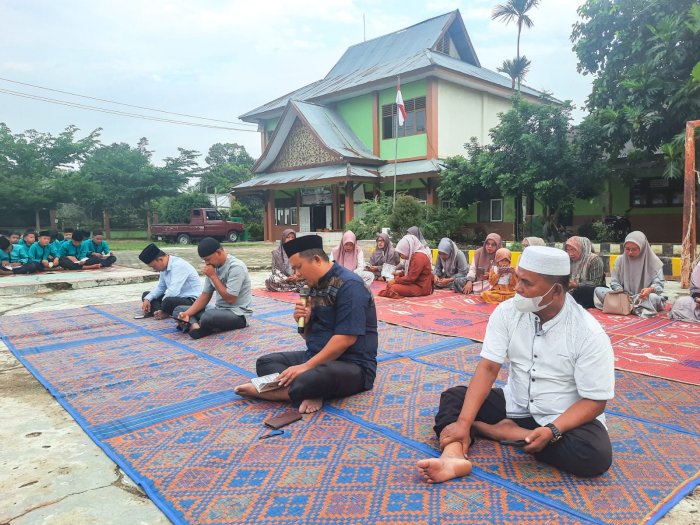 Wirid Yasin Sarana Pembinaan Karakter Nan Islami Wirid Yasin Sarana Pembinaan Karakter Nan Islami