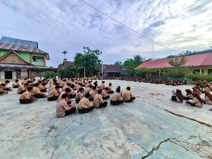 Pembiasaan Pengajian Rutin MTsN 1 Bungo: Kelas 7B Jalankan Tugas dengan Penuh Semangat