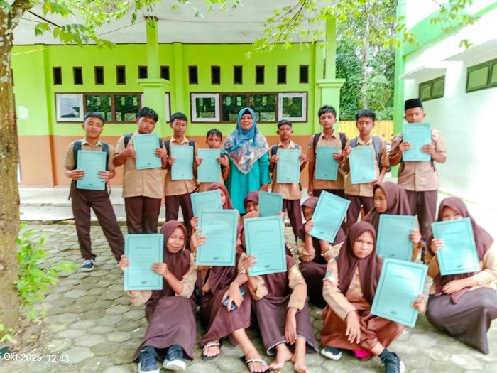 Suasana Haru dan Bahagia Warnai Penerimaan Rapor Kelas VIII C, Aurel Perangin-Angin Raih Peringkat Pertama