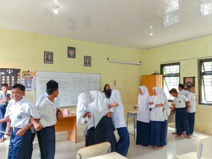 Kreativitas Pembelajaran di MTsN 1 Bungo: Kelas 9C Jawab Soal SBD dengan Game Sambung Huruf Kreativitas Pembelajaran di MTsN 1 Bungo: Kelas 9C Jawab Soal SBD dengan Game Sambung Huruf