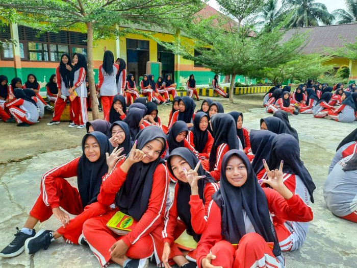 Pesta Demokrasi Usai, Keceriaan Peserta Didik MTsN 1 Bungo Warnai Momen Pencoblosan OSIM