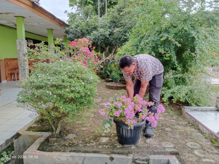 Manfaatkan Pembelajaran Mandiri Awal Ramadan, MTsN 1 Bungo Tata dan Rawat Kembang di Lingkungan Madrasah