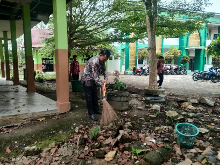 Wujudkan Lingkungan Asri, Guru Piket MTsN 1 Bungo Komandoi Aksi Bersih Lingkungan