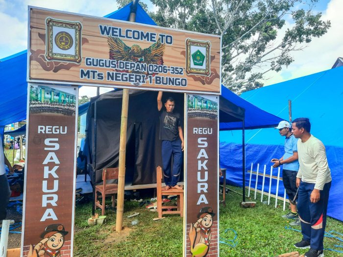 Sinergi Tanpa Batas: Guru dan Staf MTsN 1 Bungo Kompak Bongkar Tenda Pasca-Jamran 2025 Sinergi Tanpa Batas: Guru dan Staf MTsN 1 Bungo Kompak Bongkar Tenda Pasca-Jamran 2025