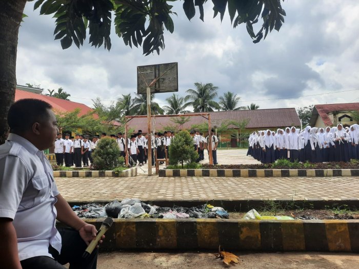 Pembina OSIM Sampaikan Arahan kepada Peserta Didik Jelang Pelaksanaan ASAS Hari Kedua di MTsN 1 Bungo