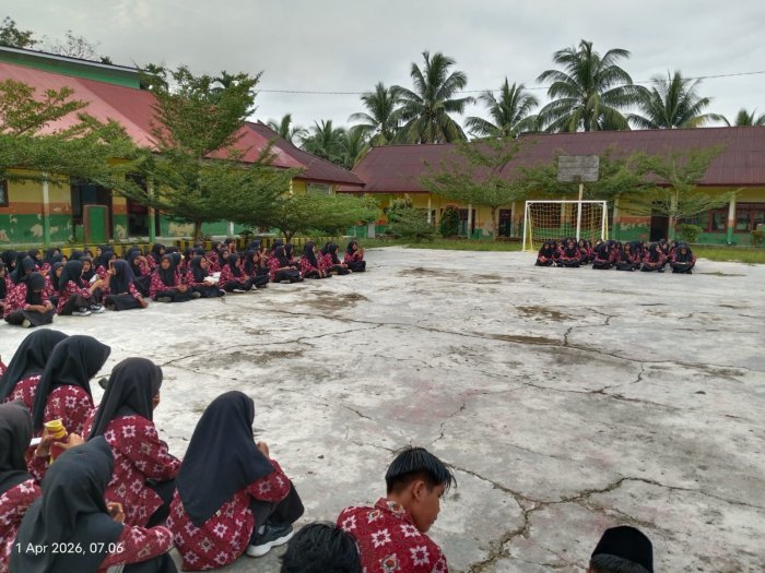 Pekan Pertama Usai Lebaran, Siswa MTsN 1 Bungo Awali Hari dengan Pengajian Pagi Perdana