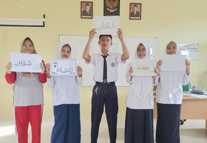 Siswa MTsN 1 Bungo Antusias Mengenal Nama Bulan Hijriyah dalam Pelajaran Bahasa Arab