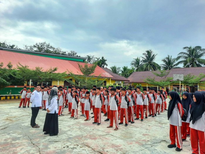 Classmeeting Lebih Tertib dan Meriah: Ibu Fitra Hayati Paparkan Arahan Teknis Didampingi Pembina OSIM MTsN 1 Bungo