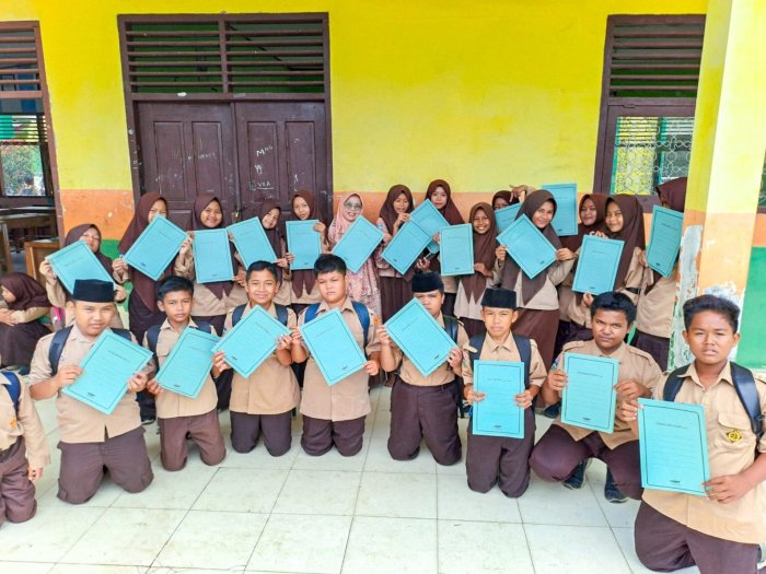 Wajah Ceria Siswa Kelas VII A MTsN 1 Bungo Warnai Penerimaan Rapor PTS