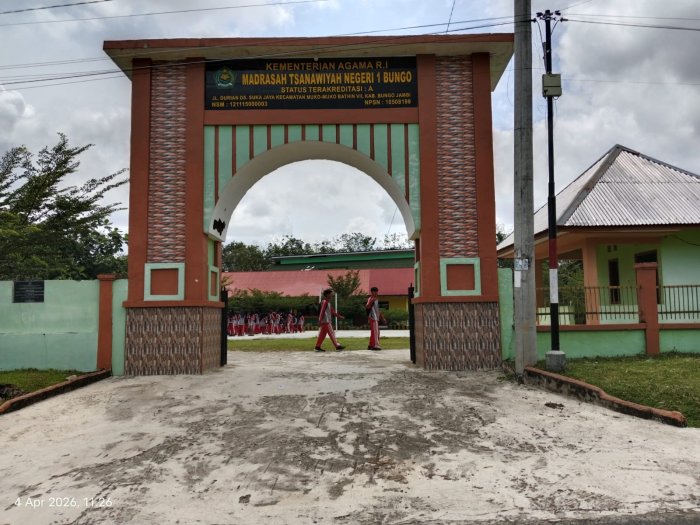 Sambut Minggu Kedua Pasca Lebaran, MTsN 1 Bungo Tampil Bersih dan Asri dari Gerbang Depan