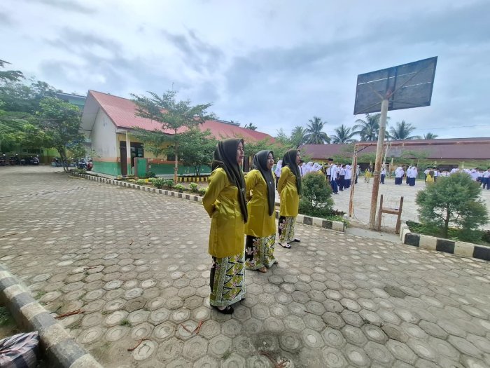 Apresiasi Guru, Tim Pengibar Bendera Ibu Guru Sukses Meriahkan HGN ke-80 di MTsN 1 Bungo