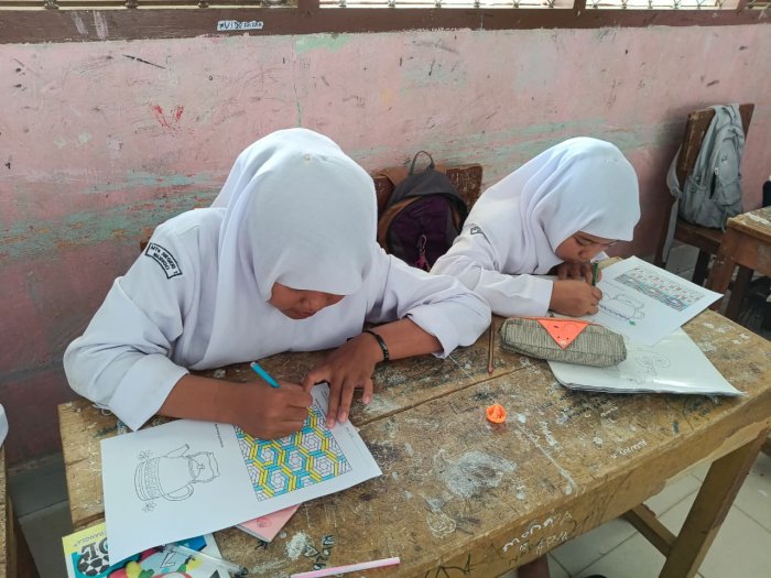 Kreativitas di Balik Garis dan Warna: Siswa Kelas VII MTsN 1 Bungo Kenali Ragam Hias