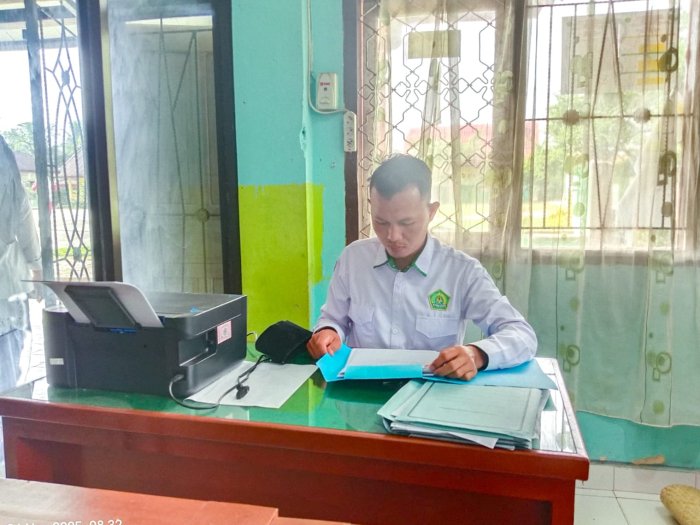 Memasuki Awal Pekan, Staf MTsN 1 Bungo Kembali Larut dalam Kesibukan Tugas Administratif dan Pelayanan