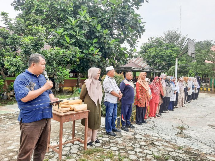 Sambut Libur Lebaran, Kepala MTsN 1 Bungo Pimpin Apel Terakhir dan Sampaikan Pesan kepada Siswa