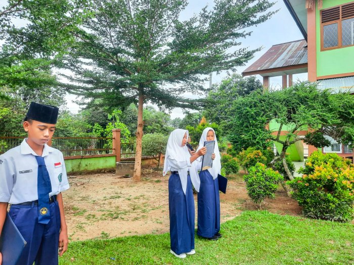 Zahira 8C Bacakan UUD 1945 dengan Lantang dan Fasih: Upacara MTsN 1 Bungo Berjalan Khidmat