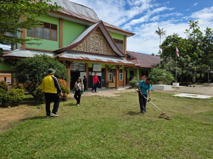 Sambut Kembalinya Siswa Pasca Lebaran, GTK MTsN 1 Bungo Kompak Gotong Royong Bersihkan Madrasah