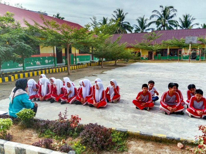 Asah Keterampilan Atletik Siswa, Guru Penjas Fitra Hayati Beri Materi dan Praktik Melempar Bola Basket