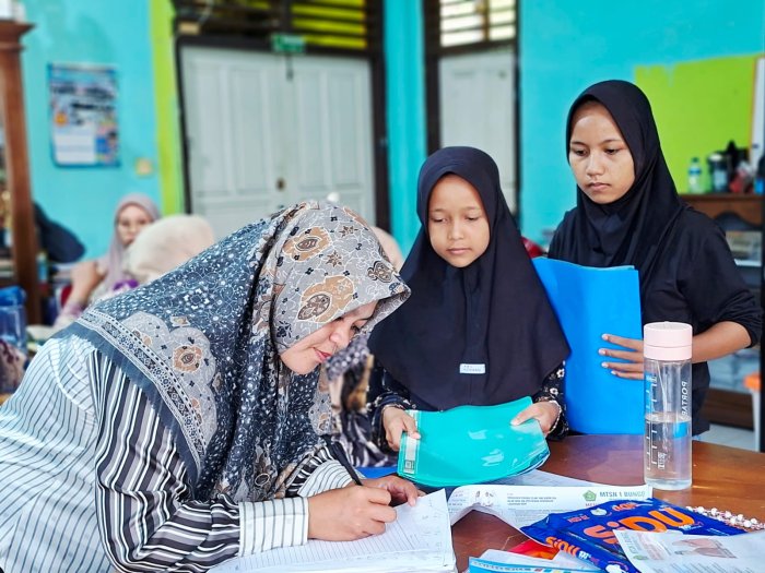 Antusias Tinggi, Calon Murid Baru Mulai Datangi MTsN 1 Bungo untuk Mendaftar Antusias Tinggi, Calon Murid Baru Mulai Datangi MTsN 1 Bungo untuk Mendaftar