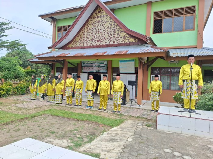 Wastra Nusantara Warnai Upacara HGN: MTsN 1 Bungo Tampilkan Teluk Belango Kuning Sesuai SE Sekjen Kemenag RI