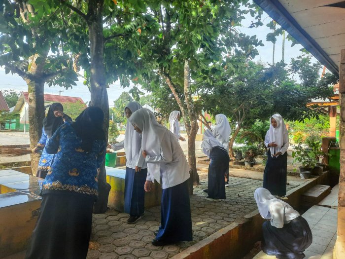 Guru Piket dan Siswa MTsN 1 Bungo Laksanakan Giat Kebersihan Jelang Upacara Hari Pahlawan