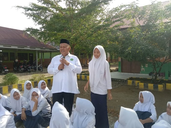 Tanamkan Nilai Spiritual Sejak Dini, Kepala MTsN 1 Bungo Gaungkan Kurikulum Berbasis Cinta di Tengah Tadarus Quran