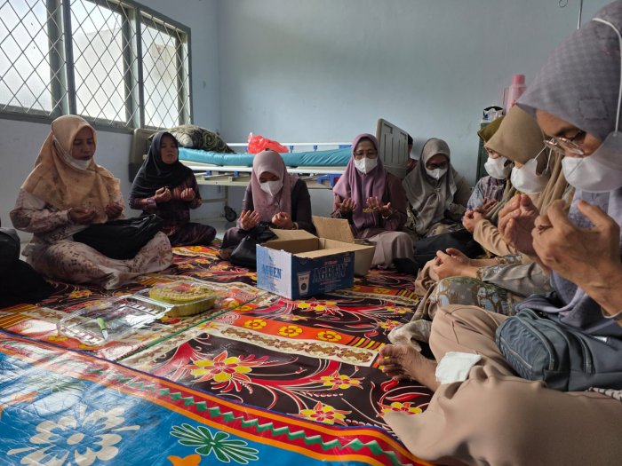 Bentuk Solidaritas, Keluarga Besar MTsN 1 Bungo Berikan Dukungan Moril kepada Ibu Padilah di RSUD Hanafie