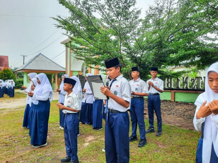 Suara Teduh Hendriyanto Menggetarkan Pagi: Siswa 8B Pimpin Doa Upacara, Guru Beri Apresiasi Suara Teduh Hendriyanto Menggetarkan Pagi: Siswa 8B Pimpin Doa Upacara, Guru Beri Apresiasi