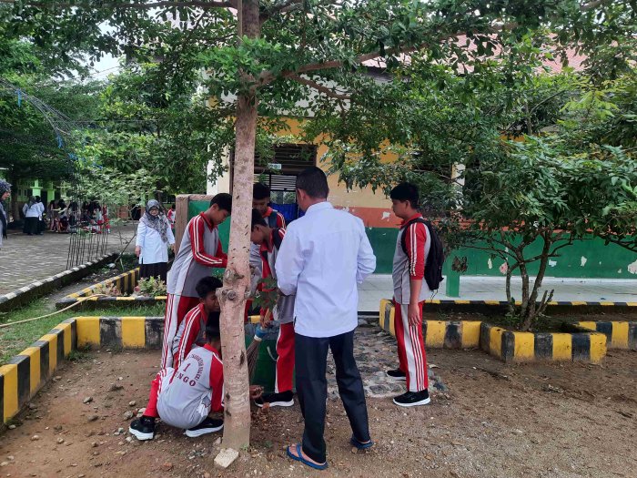 Sinergi Kesiswaan dan OSIM: MTsN 1 Bungo Gencarkan Gerakan Kebersihan Bersama Peserta Didik