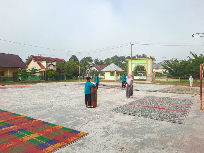 Sinergi Guru Piket dan Pengurus OSIM MTsN 1 Bungo dalam Persiapan Kegiatan Wirid Yasin