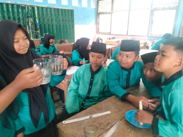 Siswa Kelas VII B Amati Air panas di dalam Gelas Kaca dan Bongkahan Es di dalam Gelas Siswa Kelas VII B Amati Air panas di dalam Gelas Kaca dan Bongkahan Es di dalam Gelas