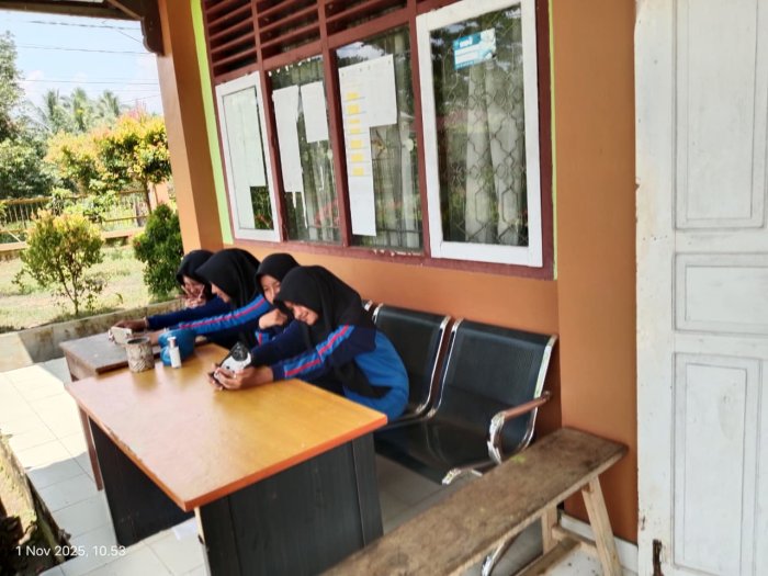 Bukti Karakter Kuat: Alumni MTsN 1 Bungo Tetap Tertib dalam Layanan Administrasi Madrasah