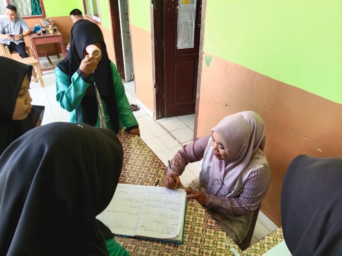 Bukan Sekadar Absensi, Sentuhan Pagi Guru Piket MTsN 1 Bungo Bangun Disiplin dan Kepedulian