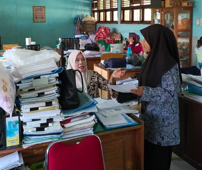 Siswi MTsN 1 Bungo Lakukan Konsultasi dengan Guru Jelang PTS PPKN