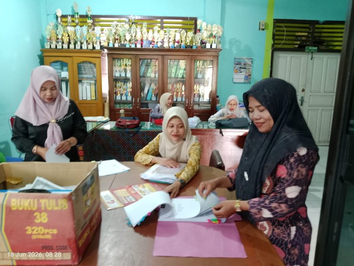 Pembagian Rapor Kian Dekat, Wali Kelas MTsN 1 Bungo Tuntaskan Tahap Finalisasi