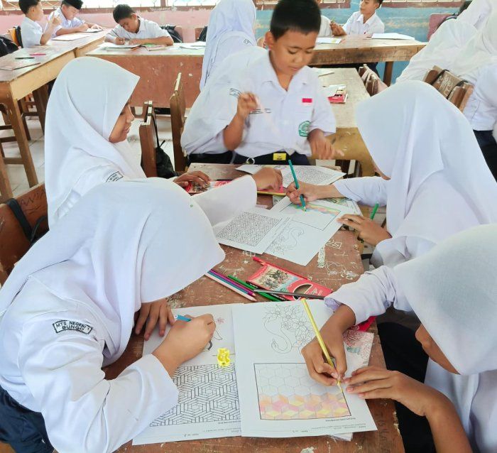 Peserta Didik Kelas 7B Antusias Ikuti Praktik Pembelajaran Seni Budaya