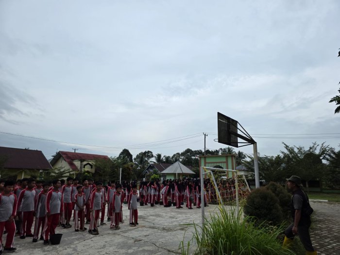 Waka Kesiswaan MTsN 1 Bungo Arahkan Siswa Siap-Siap Goro, Tanamkan Semangat Gotong Royong