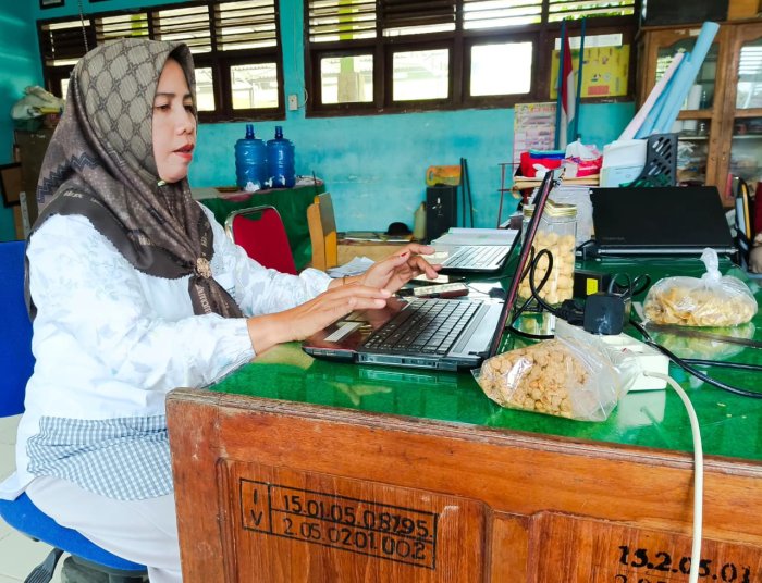 Manfaatkan Jam Kosong, Guru MTsN 1 Bungo Matangkan Persiapan Pembelajaran