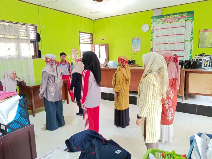 Latihan Penuh Kepercayaan: Ibu-Ibu Guru MTsN 1 Bungo Siapkan Lomba Baris-Berbaris Tutup Mata untuk Meriahkan HAB Kemenag