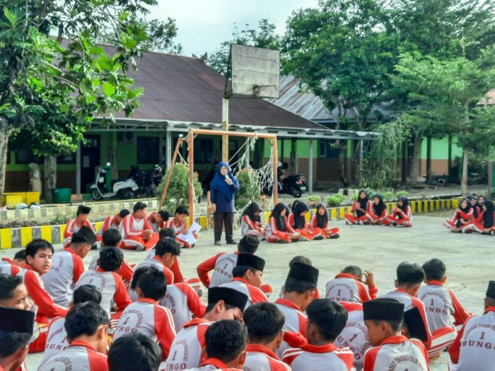 Tekankan Pentingnya Adab, Ibu Hj. Deswanti Sampaikan Arahan Bermakna pada Pengajian Pagi MTsN 1 Bungo