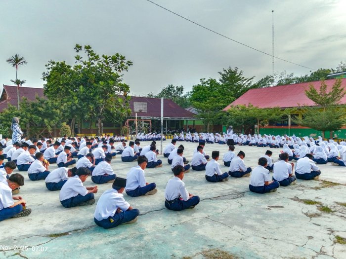 Pesan Berharga Ibu Meli Adriyani, S.Pd.I., dalam Pengajian Pagi MTsN 1 Bungo