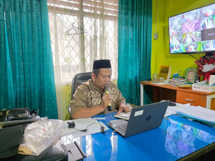 Hujan Tak Surutkan Semangat, Wirid Yasin Jumat MTsN 1 Bungo Tetap Khidmat di Kelas Hujan Tak Surutkan Semangat, Wirid Yasin Jumat MTsN 1 Bungo Tetap Khidmat di Kelas