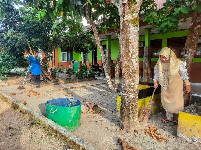 Guru Piket Wujudkan Tugas dan Fungsi dalam Menjaga Kelancaran Proses Pendidikan