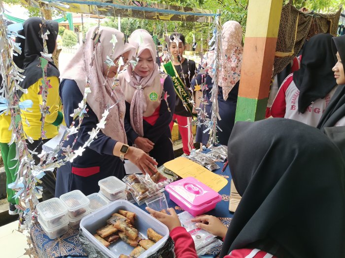 Stand Bazar PORSENI MTsN 1 Bungo 2026 Curi Perhatian, Kreativitas dan Kekompakan Siswa Jadi Sorotan