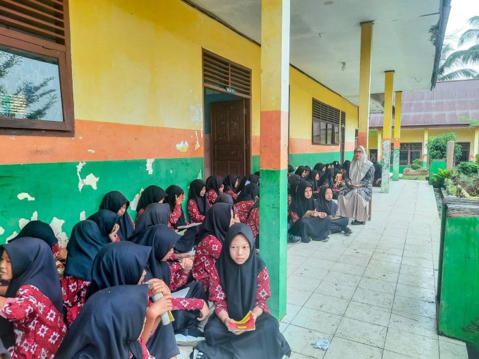 Usai Pengajian Pagi, Guru Piket Tekankan Pentingnya Menjaga Kebersihan dan Keasrian Madrasah