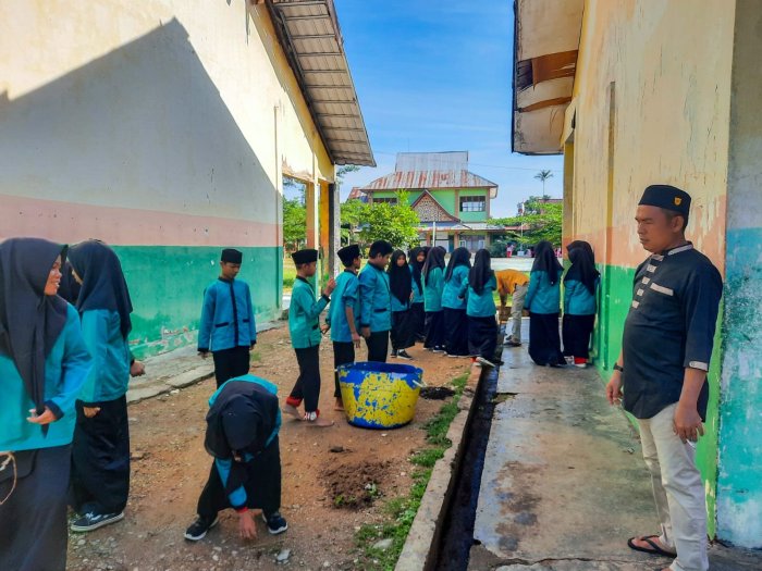 MTsN 1 Bungo Gelar Jumat Bersih Usai Wirid Yasin