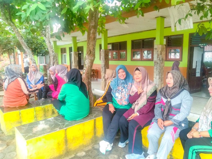 Instruktur Senam MTSN 1 Bungo Rehat Sejenak bersama Ibu-ibu Guru