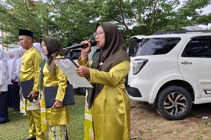 Tampil Penuh Wibawa, Ibu Evi Yarnis Sukses Pimpin Protokol Upacara HGN 2025 di MTsN 1 Bungo