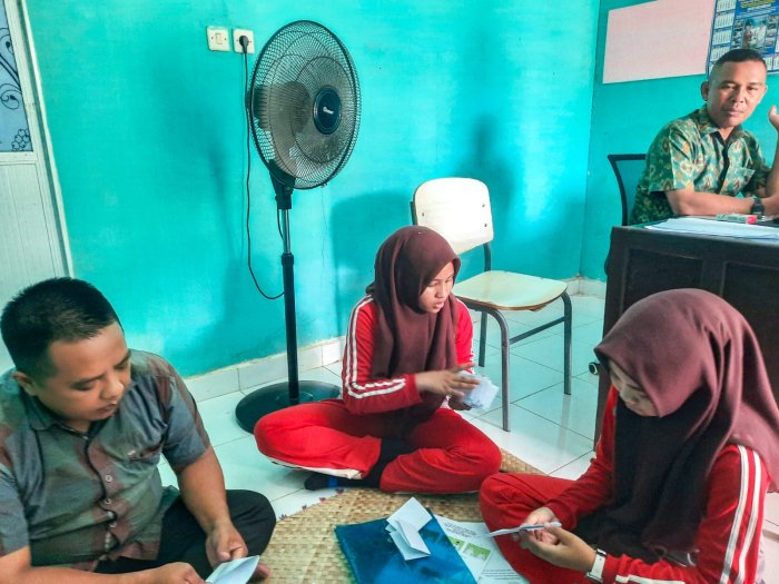 Wujudkan Demokrasi Madrasah, Pembina OSIM dan Waka Kesiswaan MTsN 1 Bungo Matangkan Pemilihan Ketua OSIM 2025/2026